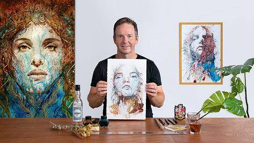 Eksperymentalny portret tuszem, herbatą i alkoholem