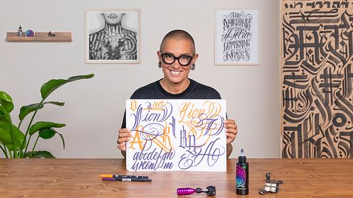 Tatuaje a mano alzada de letras cursivas